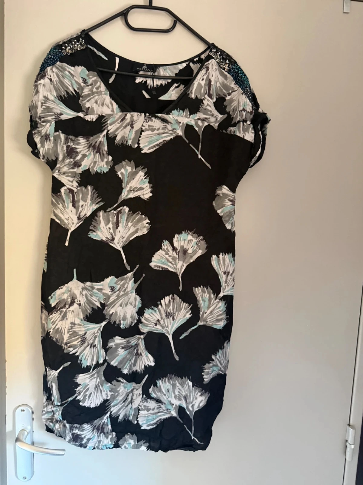 Vestido fluido y ligero estampado One Step con lentejuelas en los hombros Talla 36 – photo 2